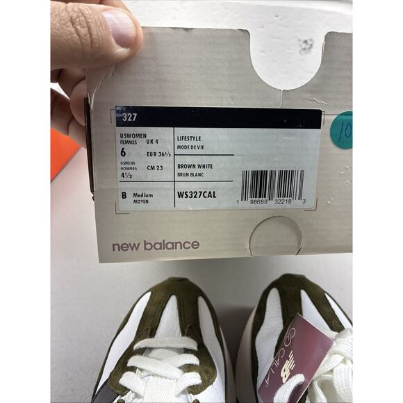 New Balance 327 Casual WOMEN Sneaker Shoes Leather Green White size 6 Box No Lid